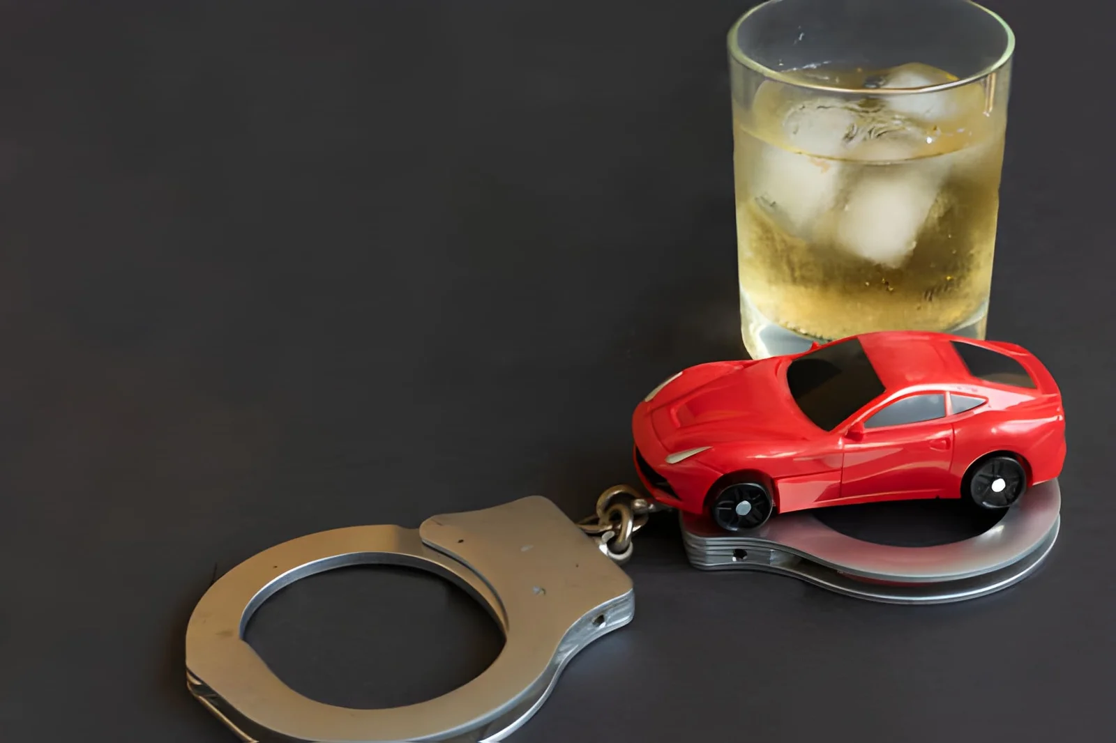 多伦多酒驾律师解读DUI醉驾指控：威士忌酒杯、红色玩具车与手铐
